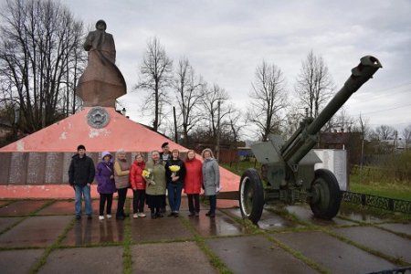 Члены ВОС посетили небольшой мемориал в поселке Колобов